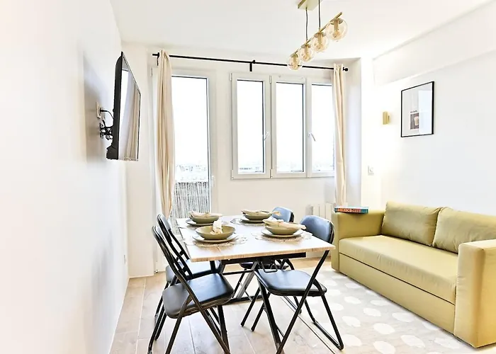 Parisian Getaway Near Gare De L\'Est - II